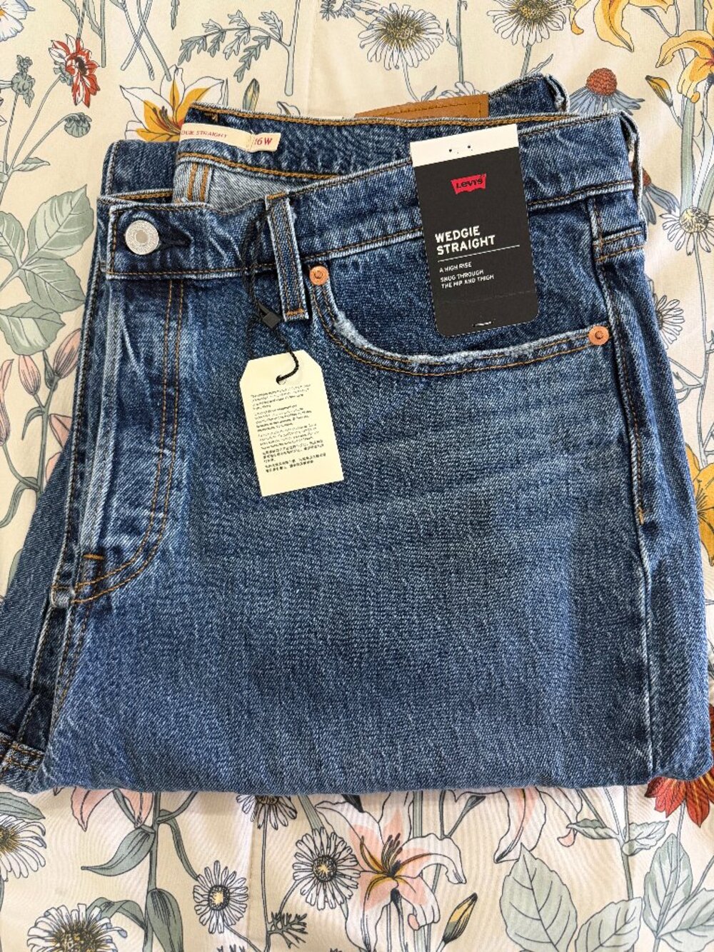 NEW WITH TAGS LEVIS Wedgie Straight Fit Women's Jeans SIZE 16W